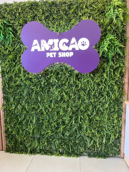 Espaço do Amicão Pet Shop com painel decorativo