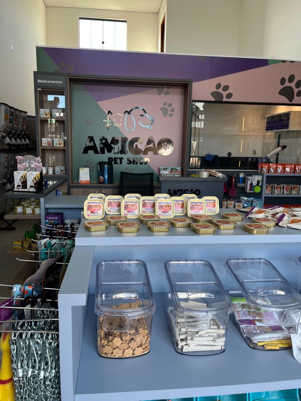 Balcão com petiscos e snacks para pets