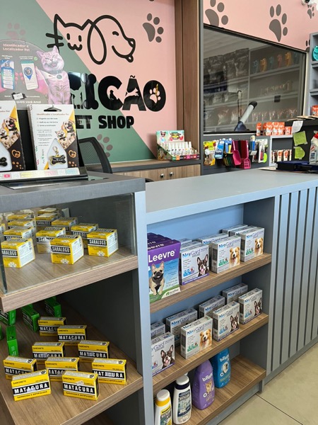 Balcão com medicamentos e produtos de saúde pet